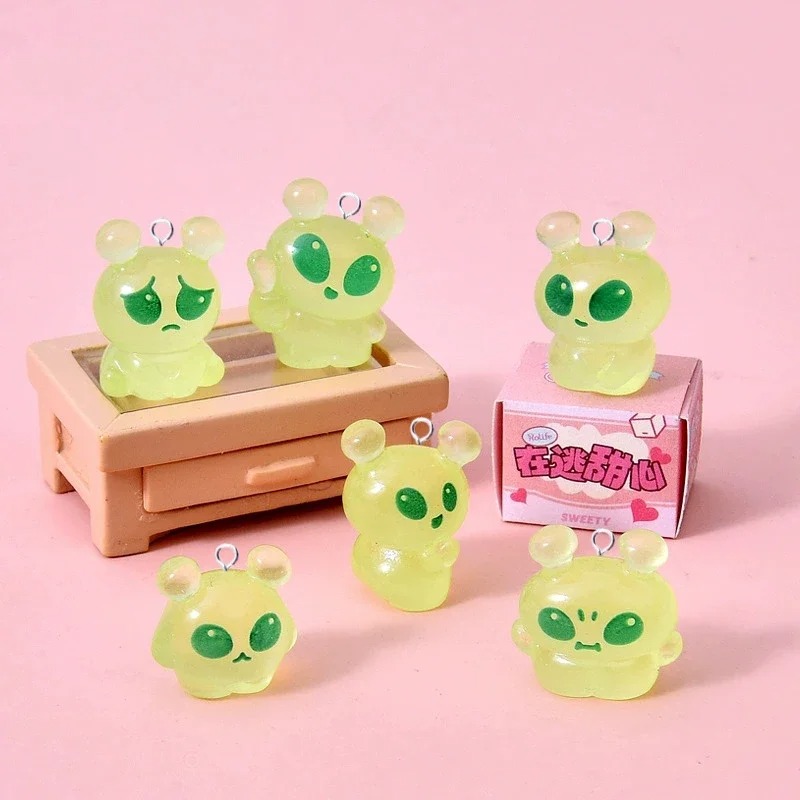 Art Craft Items - 10 Stück leuchtende Mini-Grüne-Alien-Harzanhänger, Kawaii-Flatback-Anhänger, DIY-Schmuckzubehör